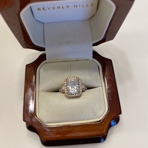 Moissanite and diamond engagement ring - Picture 7 of 10